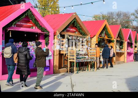 Bucarest, Roumanie, 30 novembre 2023 : des maisons colorées vives avec des produits traditionnels à vendre au marché de Noël West Side à Drumul Taberei NEI Banque D'Images