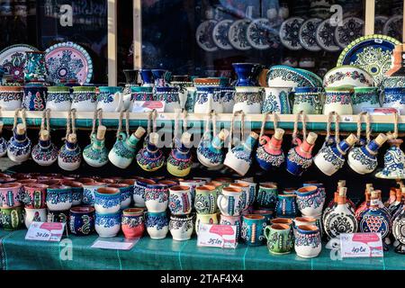 Bucarest, Roumanie, 30 novembre 2023 : articles décoratifs en céramique fabriqués à la main exposés à la vente au marché de Noël West Side à Drumul Taberei neighborho Banque D'Images