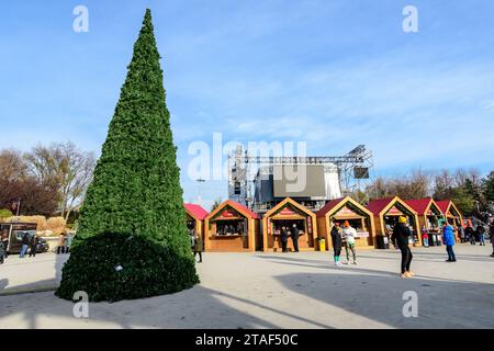 Bucarest, Roumanie, 30 novembre 2023 : des maisons colorées vives avec des produits traditionnels à vendre au marché de Noël West Side à Drumul Taberei NEI Banque D'Images