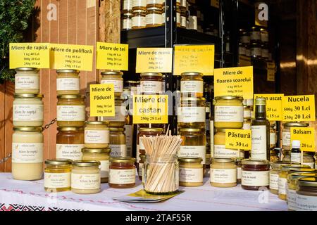 Bucarest, Roumanie, 30 novembre 2023 : des pots de miel bio traditionnels exposés à la vente au marché de Noël West Side dans le quartier de Drumul Taberei, Banque D'Images