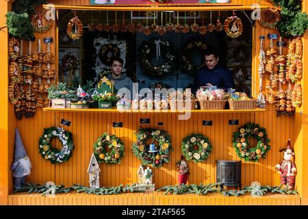 Bucarest, Roumanie, 30 novembre 2023 : décorations colorées faites à la main et cadeaux exposés à la vente au marché de Noël West Side à Drumul Taberei neig Banque D'Images