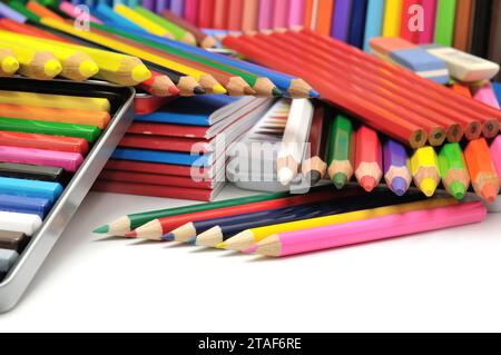 collection crayons de couleur isolé sur fond blanc Banque D'Images