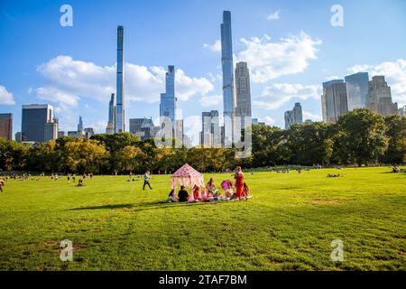 Les gens profitent d'une belle journée d'été à Central Park Banque D'Images