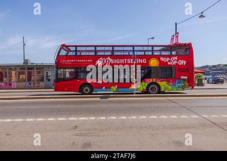 Vue rapprochée du bus touristique à deux étages voyageant sur la route dans les rues de Stockholm. Suède. Banque D'Images