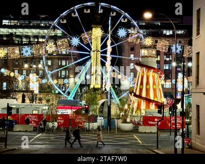 Les lumières de Noël et les manèges du parc des expositions ouvrent pour les fêtes de fin d'année à George Square, dans le centre-ville Banque D'Images