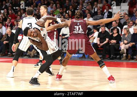 Allemagne, 30/11/2023, Devin Booker (Bayern Basketball, #31) foult Devontae Cacok (Virtus Segafredo Bologne, #15). GER, FC Bayern Basketball vs Virtus Segafredo Bologne, Basketball, Euroleague, saison 2023/2024, 30.11.2023, photo : Eibner-Pressefoto/Marcel Engelbrecht Banque D'Images