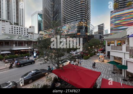 Mary Brickell Village sur South Miami Avenue, Miami, Floride, États-Unis Banque D'Images