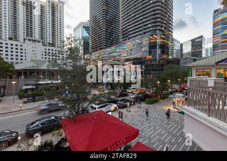 Mary Brickell Village sur South Miami Avenue, Miami, Floride, États-Unis Banque D'Images