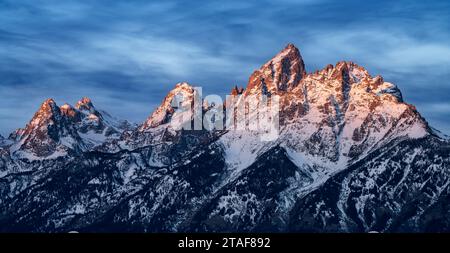 Sommets de la chaîne de Teton dans le parc national de Grand Teton dans le Wyoming vus au lever du soleil. Banque D'Images
