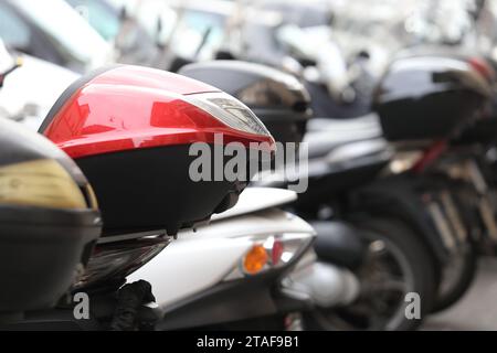 Scooters et motos garés sur la Piazza dei Santi Apostoli à Rome Banque D'Images