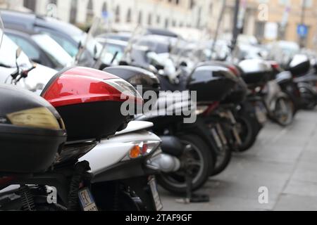 Scooters et motos garés sur la Piazza dei Santi Apostoli à Rome Banque D'Images