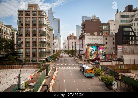 Une vue depuis la High Line un parc public aérien sur un chemin de fer abandonné. Banque D'Images