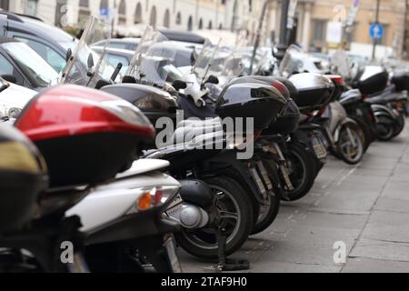 Scooters et motos garés sur la Piazza dei Santi Apostoli à Rome Banque D'Images