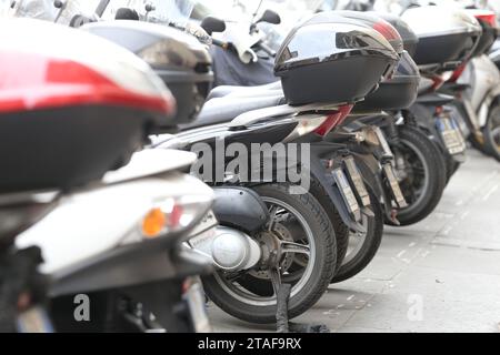 Scooters et motos garés sur la Piazza dei Santi Apostoli à Rome Banque D'Images