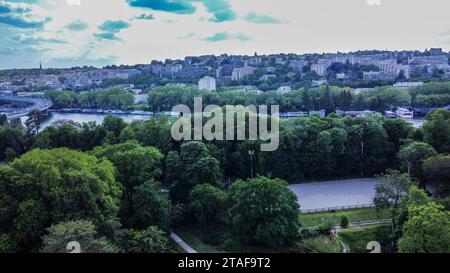 Awe drone point de vue sur le parc Edmond de Rothschild et la Seine et le quartier Saint-Cloud, terrain pour l’entraînement équestre (?) dans le jardin et une partie de cur Banque D'Images