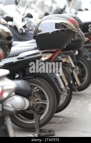 Scooters et motos garés sur la Piazza dei Santi Apostoli à Rome Banque D'Images