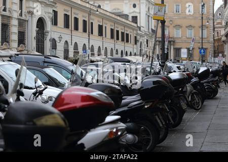 Scooters et motos garés sur la Piazza dei Santi Apostoli à Rome Banque D'Images