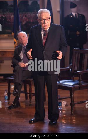 Boston, Massachusetts, États-Unis décembre 19 ,2007 ancien secrétaire d'État et ancien conseiller à la sécurité nationale Dr. Henry A. Kissinger et lauréat du prix Nobel de la paix avec l'ancien sénateur John McCain (R-AZ) à l'Armory Faneuil Hall de la Ancient and honorable Artillery Company à Boston le 19 décembre 2007. Kissinger est décédé le 29 novembre 2023 à l'âge de 11 ans dans sa maison du Connecticut. (Rick Friedman) Banque D'Images