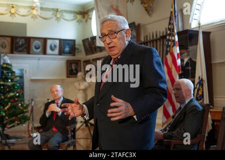 Boston, Massachusetts, États-Unis décembre 19 ,2007 ancien secrétaire d'État et ancien conseiller à la sécurité nationale Dr. Henry A. Kissinger et lauréat du prix Nobel de la paix avec l'ancien sénateur John McCain (R-AZ) à l'Armory Faneuil Hall de la Ancient and honorable Artillery Company à Boston le 19 décembre 2007. Kissinger est décédé le 29 novembre 2023 à l'âge de 11 ans dans sa maison du Connecticut. (Rick Friedman) Banque D'Images