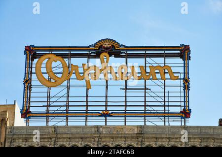 L'emblématique enseigne du théâtre Orpheum est située dans le quartier des théâtres de Broadway au centre-ville de Los Angeles, en Californie, aux États-Unis. Banque D'Images