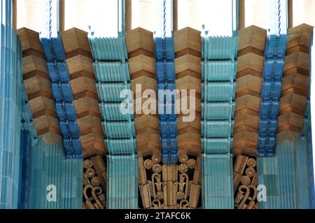 Baigné de bleus et d'or, l'emblématique Eastern Columbia Building au centre-ville DE LOS ANGELES est un bel exemple de style architectural Art déco. Banque D'Images