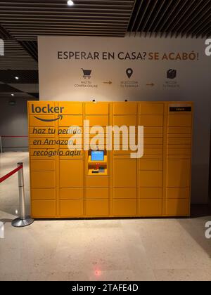 Casier Amazon dans le centre commercial Aragonia, Saragosse, Espagne Banque D'Images