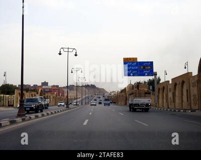 Le Caire, Egypte, septembre 30 2023 : route de l'axe Gehan Al Sadat, anciennement autoroute Al Firdous ou l'axe du Paradis, Mme Jehan Sadat est l'épouse o Banque D'Images