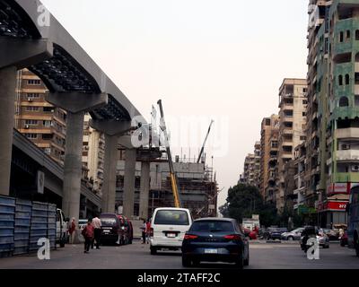 Le Caire, Egypte, septembre 30 2023 : site de monorail du Caire en construction par Orascom CO avec les colonnes et les voies dans le district de Nasr, r Banque D'Images