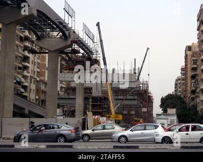 Le Caire, Egypte, septembre 30 2023 : site de monorail du Caire en construction par Orascom CO avec les colonnes et les voies dans le district de Nasr, r Banque D'Images