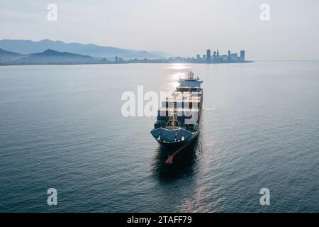 Cargo avec conteneurs près de Batumi, vue aérienne du drone. Banque D'Images