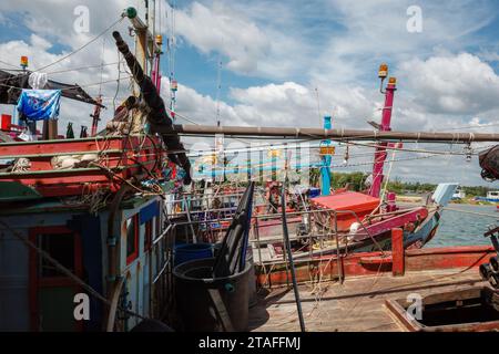 Bateau de pêche coloré amarré au port. Banque D'Images