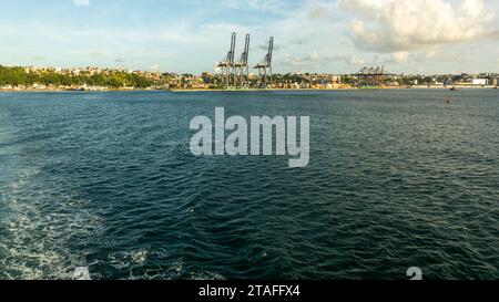 Salvador, Bahia, Brésil - 09 mars 2023 : Port de chargement et de déchargement maritime de Salvador, Bahia, vu de la mer à Baia de Todos os Santos. Banque D'Images