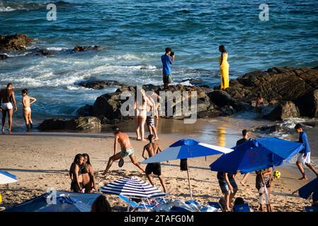 Salvador, bahia, brésil - 12 novembre 2023 : les gens sont vus pendant un fort soleil sur Praia da Barra dans la ville de Salvador, Bahia. Banque D'Images