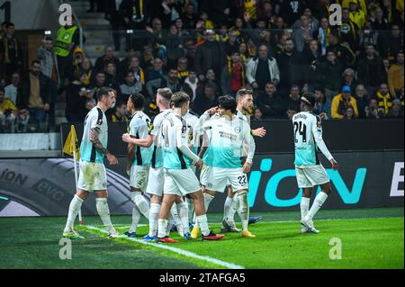 Athènes, Lombardie, Grèce. 30 novembre 2023. Les joueurs de Brighton & Hove Albion célèbrent un but lors du match de groupe B de l'UEFA Europa League entre l'AEK FC et Brighton & Hove Albion à l'OPAP Arena le 30 novembre 2023 à Athènes, Grèce. (Image de crédit : © Stefanos Kyriazis/ZUMA Press Wire) USAGE ÉDITORIAL SEULEMENT! Non destiné à UN USAGE commercial ! Banque D'Images