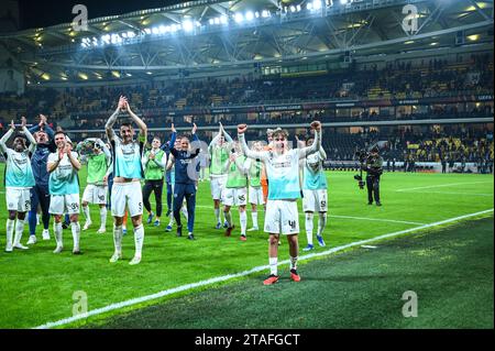 Athènes, Lombardie, Grèce. 30 novembre 2023. Les joueurs de Brighton & Hove Albion célèbrent la victoire lors du match du groupe B de l'UEFA Europa League entre l'AEK FC et Brighton & Hove Albion à l'OPAP Arena le 30 novembre 2023 à Athènes, Grèce. (Image de crédit : © Stefanos Kyriazis/ZUMA Press Wire) USAGE ÉDITORIAL SEULEMENT! Non destiné à UN USAGE commercial ! Banque D'Images