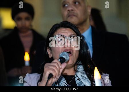 Washington, États-Unis. 30 novembre 2023. La représentante Rashida Tlaib (D-MI) mène une veillée pour pleurer les vies perdues à Gaza pendant le conflit israélo-Hamas en cours, au Capitole des États-Unis, à Washington, DC, le jeudi 30 novembre, 2023. (Graeme Sloan/Sipa USA) crédit : SIPA USA/Alamy Live News Banque D'Images