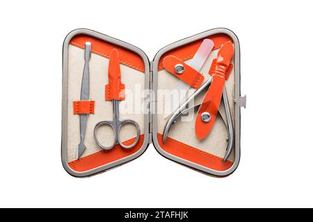 Ensemble d'instruments de manucure en acier et d'outils dans un étui en cuir orange isolé sur fond blanc. Banque D'Images