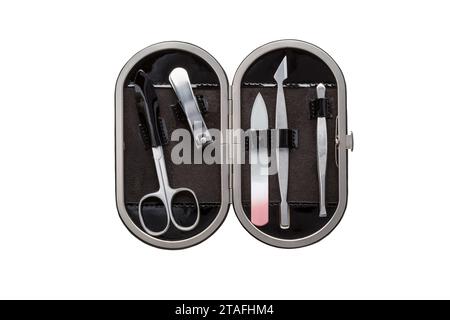 Ensemble d'instruments de manucure en acier et d'outils dans un étui en cuir noir isolé sur fond blanc. Banque D'Images