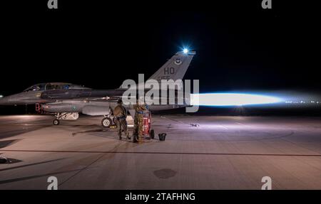 Des aviateurs de la 311e unité de maintenance d'aéronefs effectuent un post-brûleur de moteur de haute puissance F-16 Viper à la base aérienne de Holloman, au Nouveau-Mexique, le 16 novembre 2023. Le fonctionnement du post-brûleur se produit lorsque le carburéacteur brut est injecté dans le dispositif d'augmentation du moteur, ce qui entraîne un long cône de feu hors de l'échappement et génère vingt-quatre mille livres de poussée propulsant la cellule. (Photo de l'US Air Force par l'aviateur de 1e classe Michelle Ferrari) Banque D'Images