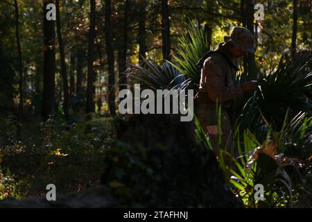 Les recrues de la compagnie November, 3rd Recruit Training Battalion, terminent le cours de navigation terrestre à bord du Marine corps Recruit Depot, Parris Island, Caroline du Sud, le 29 novembre 2023. La navigation terrestre est une partie de la formation de base des guerriers, conçue pour enseigner aux recrues la maîtrise de la navigation non technique. (Photo du corps des Marines des États-Unis par le caporal Jacqueline Kliewer) Banque D'Images