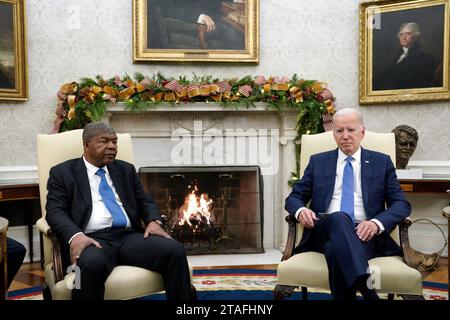 Washington, Vereinigte Staaten. 30 novembre 2023. Le président américain Joe Biden rencontre le président angolais Joao Manuel Goncalves Lourenco dans le bureau ovale de la Maison Blanche à Washington, DC, le 30 novembre 2023. Crédit : Yuri Gripas/Pool via CNP/dpa/Alamy Live News Banque D'Images