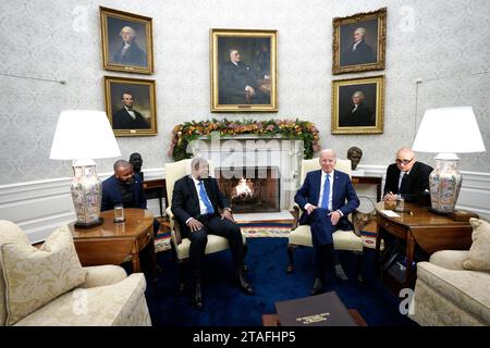 Washington, Vereinigte Staaten. 30 novembre 2023. Le président américain Joe Biden rencontre le président angolais Joao Manuel Goncalves Lourenco dans le bureau ovale de la Maison Blanche à Washington, DC, le 30 novembre 2023. Crédit : Yuri Gripas/Pool via CNP/dpa/Alamy Live News Banque D'Images