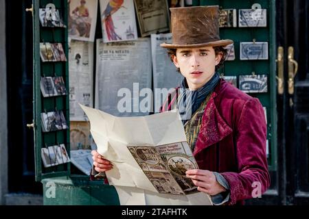 Wonka (2023) réalisé par Paul King et mettant en vedette Timothée Chalamet, Olivia Colman et Hugh Grant. Préquelle sur les débuts de Willie Wonka le personnage pour enfants très aimé de Roald Dahl Charlie et la Chocolate Factory. Photographie publicitaire***USAGE ÉDITORIAL SEULEMENT***. Crédit : BFA / Warner Bros Banque D'Images