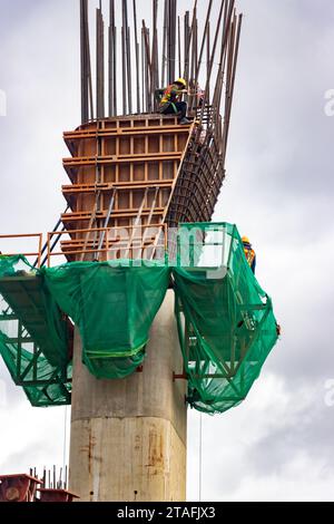 Travaux sur la construction d'un pilier de pont Banque D'Images