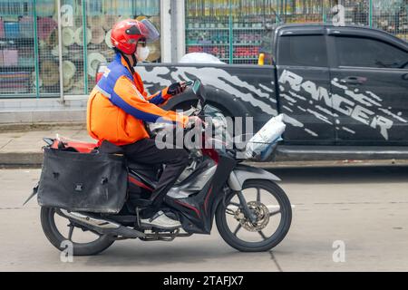 SAMUT PRAKAN, THAÏLANDE, OCT 07 2023, Un service express livre des envois sur une moto Banque D'Images