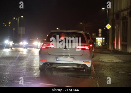 Stresssituationen im Straßenverkehr Eine erhebliche Stausituation durch eine Baustelle führte in Essen auf mehreren Straßen zu einer Stresssituation für alle Beteiligten zur Zeit des Berufsverkehrs BEI Nässe und Dunkelheit. *** Situations stressantes dans la circulation routière Un embouteillage majeur causé par des travaux routiers a conduit à une situation stressante pour toutes les personnes impliquées sur plusieurs routes à Essen pendant les heures de pointe dans des conditions humides et sombres crédit : Imago/Alamy Live News Banque D'Images