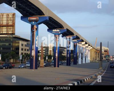 Le Caire, Egypte, novembre 14 2023 : Monorail du Caire colonnes et pistes dans le Nouveau Caire avec rasoir Gillette (marque américaine) bannières publicitaires d'advertis Banque D'Images