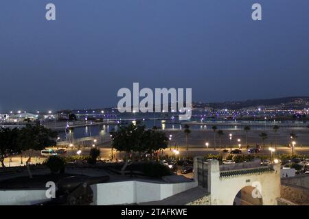 Vue panoramique du port de Tanger la nuit Banque D'Images