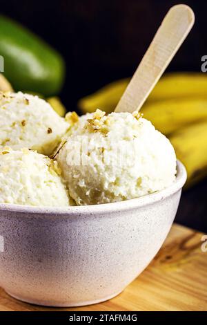 crème glacée à la banane végétalienne, faite avec de la banane congelée sans ajout de sucre ou de produits laitiers. Dessert servi dans un pot en plastique biodégradable. Banque D'Images