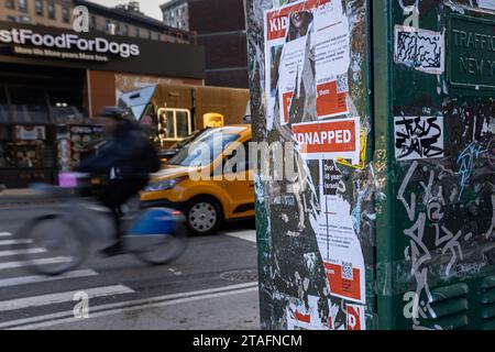 NEW YORK, NEW YORK - NOVEMBRE 30 : la circulation passe devant les restes d'images d'otages israéliens sur la partie ouest de Manhattan le 30 novembre 2023 à New York. Les affiches des otages pris en captivité par le Hamas lors de l'attaque terroriste contre Israël le 7 octobre ont été démaquillées dans toute la ville, puis souvent remplacées par de nouveaux tracts. Israël et le Hamas ont convenu de prolonger une trêve qui a duré près d’une semaine et qui promettait la libération d’un plus grand nombre d’otages israéliens détenus à Gaza, ainsi que la libération de prisonniers palestiniens détenus dans les prisons israéliennes. (Photo de Michael Nigro/Sipa USA) Banque D'Images